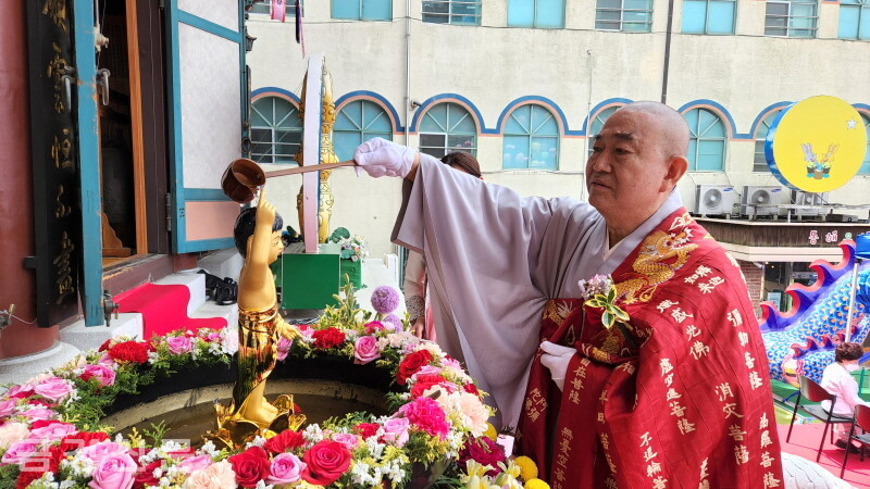 천태종 대구 대성사 주지 도원 스님이 법요식에서 아기 부처님을 목욕시키는 관불을 하고 있다. 