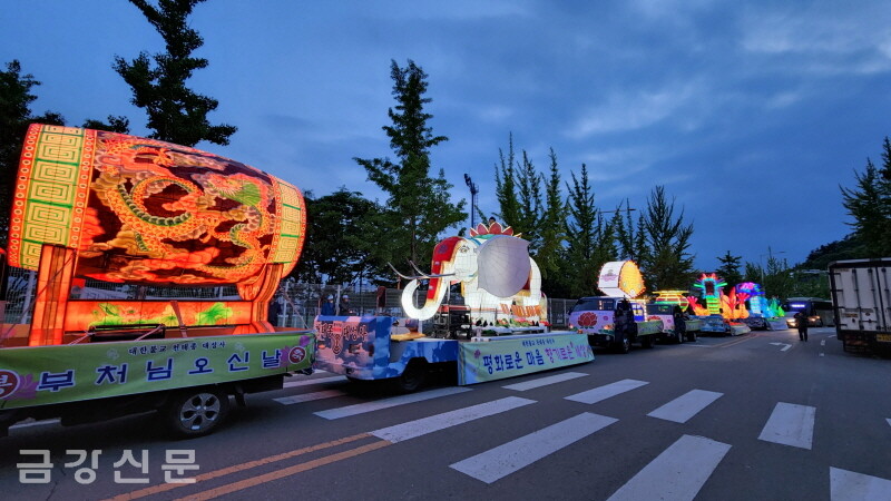 불기2566년 부처님오신날을 기념하는 차량 제등행렬도 이어졌다.