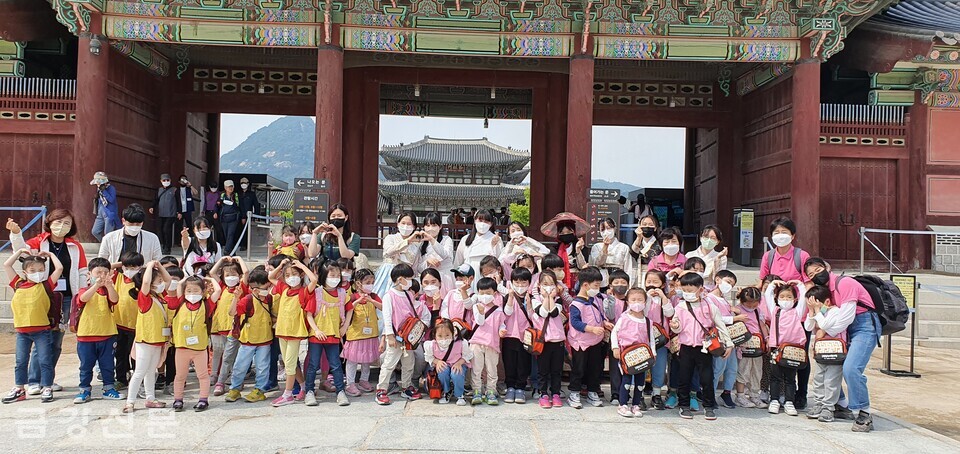 행사에 참가한 어린이들이 경복궁에서 기념 촬영을 하고 있다.