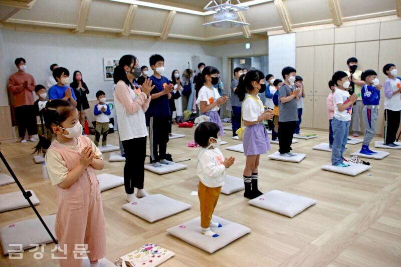 대회에 앞서 관문사 어린이법당에 모인 어린이·청소년들이 삼귀의례를 올리고 있다.