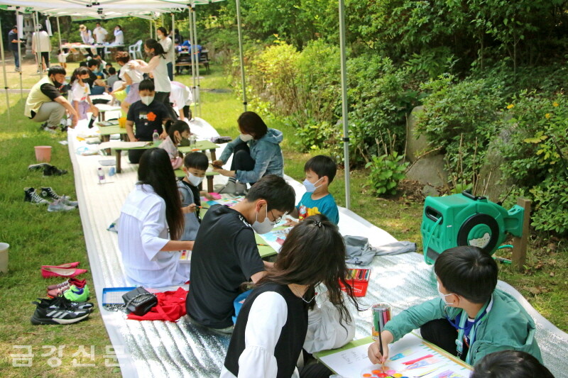 행사에 동참한 어린이 불자들이 글짓기와 그림그리기를 하고 있다.