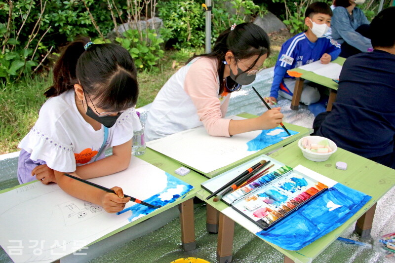 서울 관문사에서는 32명의 어린이 불자들이 동참했다.