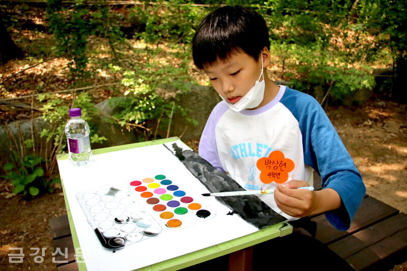 법화대보탑 잔디밭에서 그림을 그리고 있는 어린이.