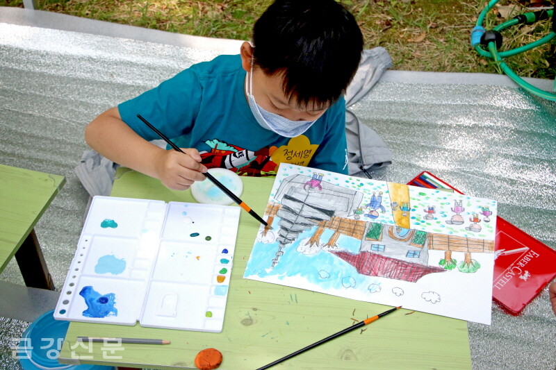 행사에 참가한 어린이가 창작활동에 몰두하고 있다.