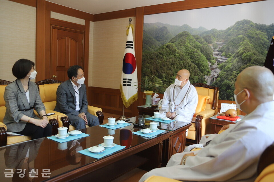 천태종 총무원장 무원 스님은 5월 24일 오후 3시 30분 서울 관문사에서 강승규 시민사회수석의 예방을 받고 환담을 나눴다. 