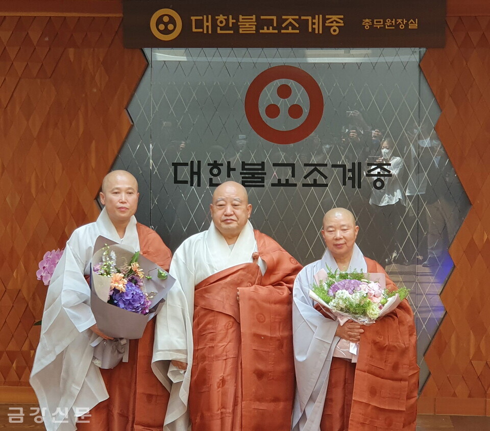 조계종은 6월 2일 서울 한국불교역사문화기념관에서 정관 스님(왼쪽)과 우관 스님을 사찰음식 명장으로 임명했다.
