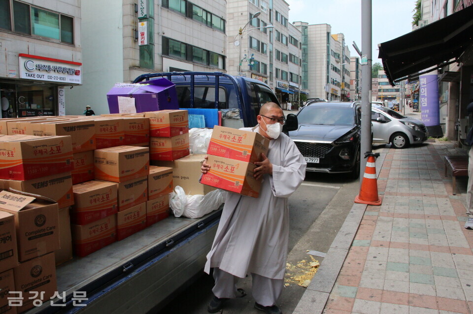 천태종복지재단 사무총장 자운 스님이 고려인들에게 전달할 후원물품을 옮기고 있다.