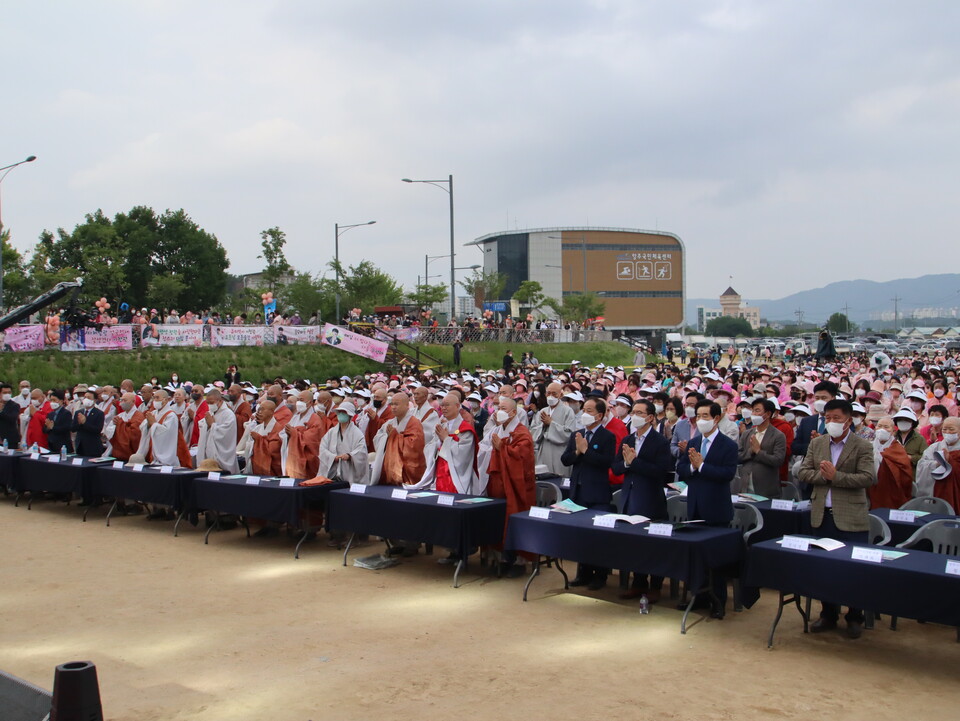 경기북부음악예술제에 참석한 사부대중이 반야심경을 봉독하고 있다.