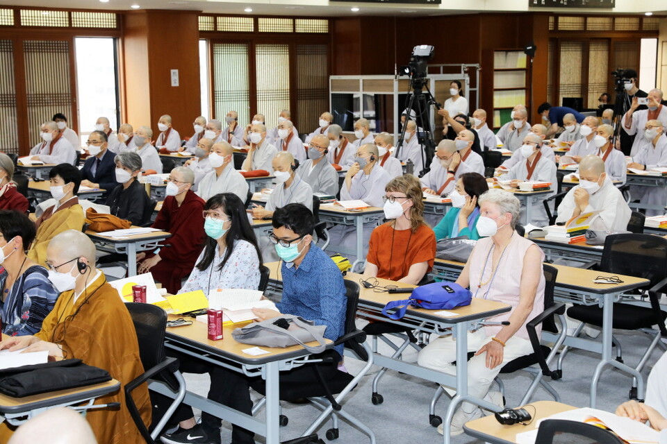 국제학술대회에 참가한 세계 석학들과 비구니 스님들이 발표에 귀를 기울이고 있다.