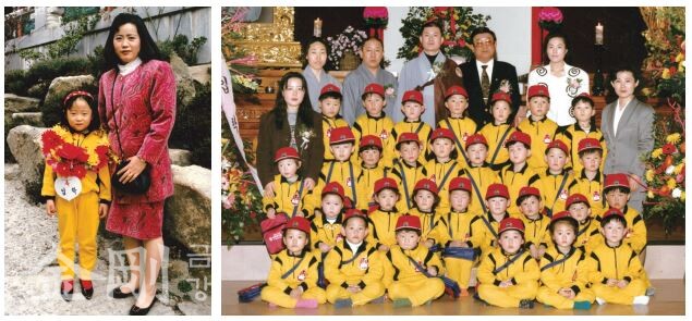 동해유치원 입학식 날 어머니와 김지현 씨(좌) 모습, 김지현 씨(아이들 기준 위에서 아래로 두 번째 줄 왼쪽에서 네 번째)는 1992년 동해유치원에 입학했다. 당시 대성사 주지 세운 스님의 모습도 보인다.