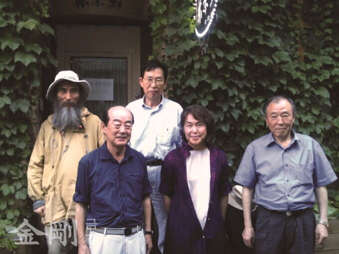 1970년대 동인지 〈70년대〉에서 활동한 시인 5명이 공동시집 〈고래〉를 출간했다. 왼쪽 뒤부터 석지현·김형영·강은교·정희성·윤후명 시인.