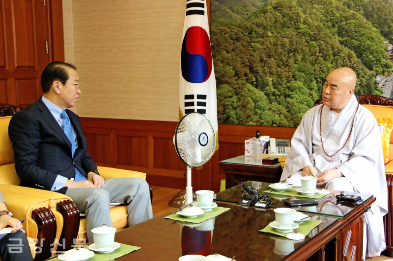천태종총무원장 무원 스님이 7월 6일 서울 관문사에서 권영세 통일부 장관의 예방을 받고 있다.