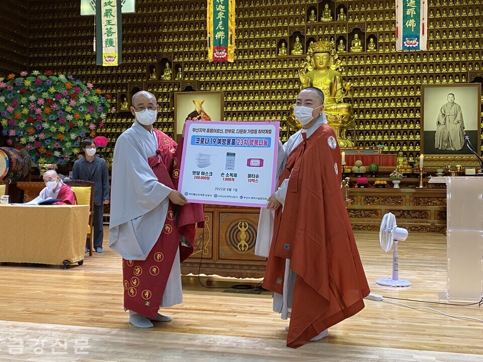 나누며하나되기 정책실장 문법 스님(오른쪽)은 8월 1일 부산 삼광사 주지 영제 스님에게 코로나19 방역물품을 전달했다.  〈사진=삼광사〉