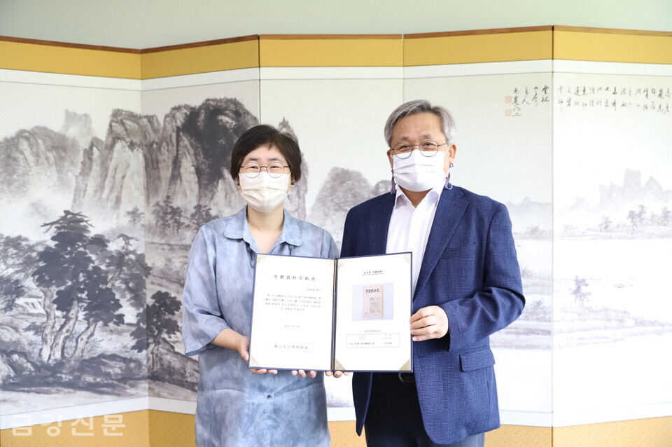 김무중 기양고고학연구소장은 8월 18일 국외 도서 7,554권을 국립광주박물관에 기증했다.