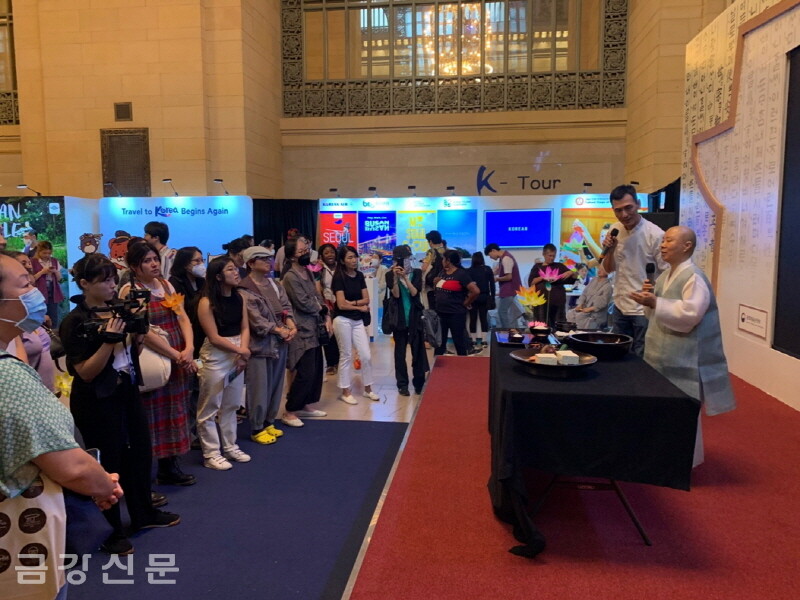 미국 뉴욕에서 열린 ‘제5회 한국전통불교와의 만남’에서 정관 스님이 사찰음식 토크쇼를 진행하고 있다.