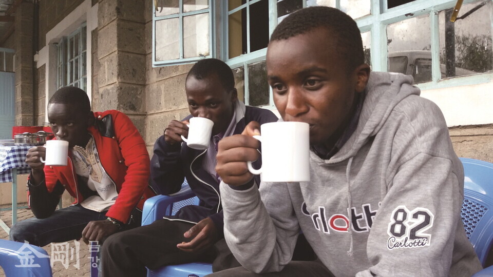 케냐인들이 홍차에 설탕과 우유를 듬뿍 넣은 ‘케냐티’를 즐기고 있다. 〈사진=송태진〉