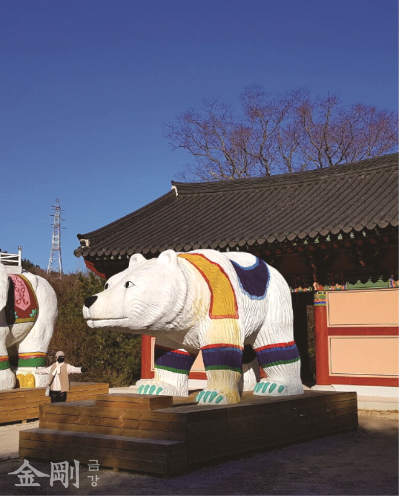 곰과 관련한 전설이 전하는 창원 성주사는 천왕문 앞에 곰과 코끼리 조형물을 세워놓았다.
