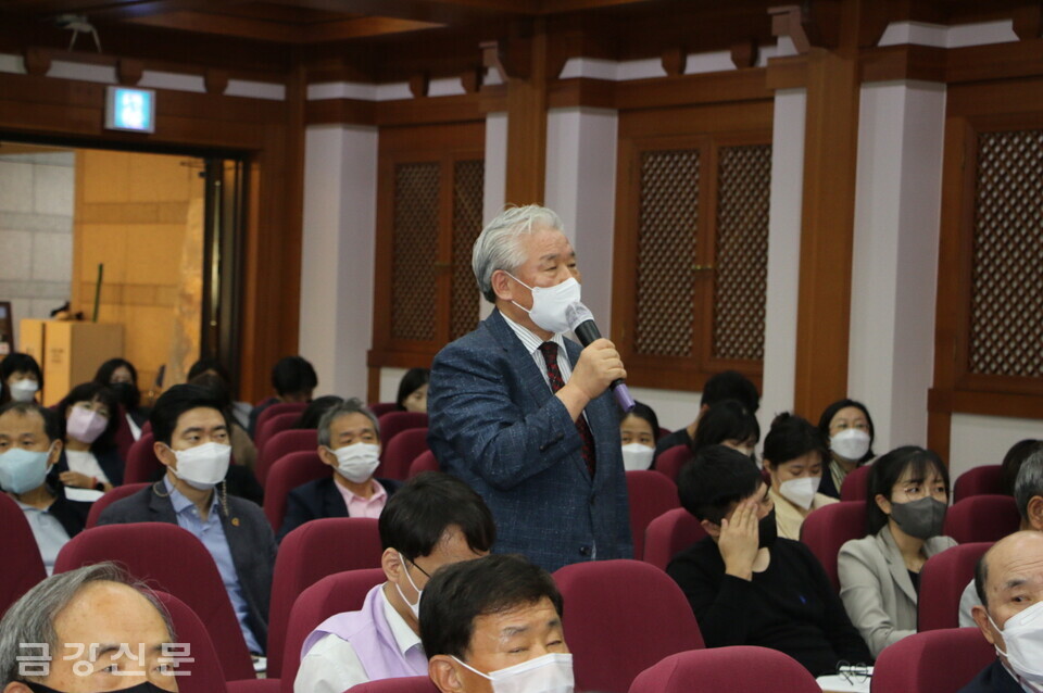 권영세 장관의 발표 후 한 참가자가 질문을 하고 있다.