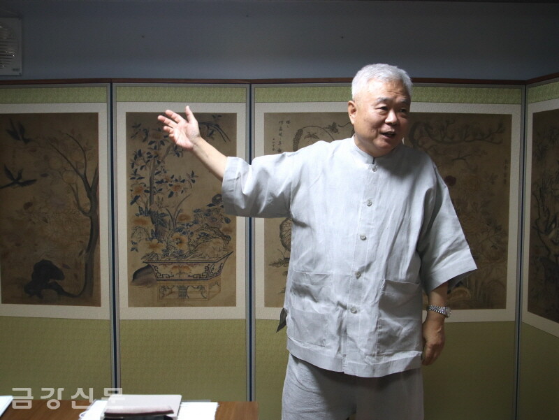 한선학 고판화박물관장이 9월 20일 오후 12시 종로구 내 음식점에서 열린 기자간담회에서 중국 년화를 설명하고 있다.