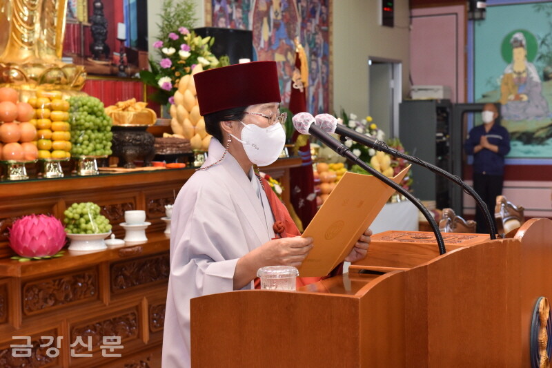 해안 스님이 상월원각대조사 법어를 봉독하고 있다.