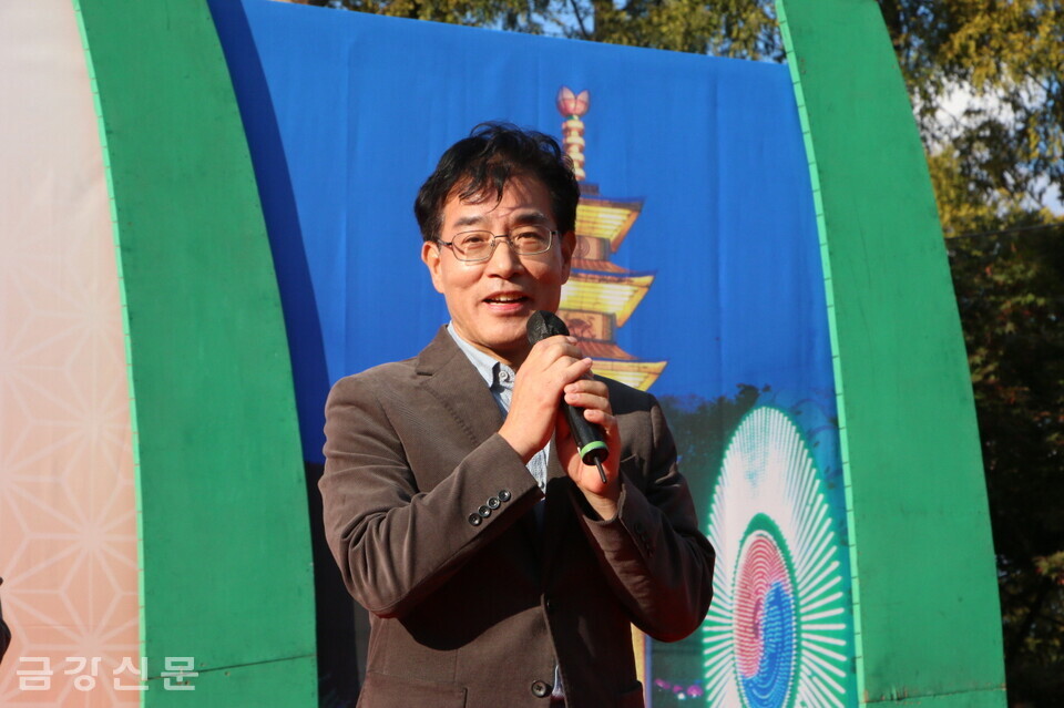 김학의 의장이 축사를 하고 있다.