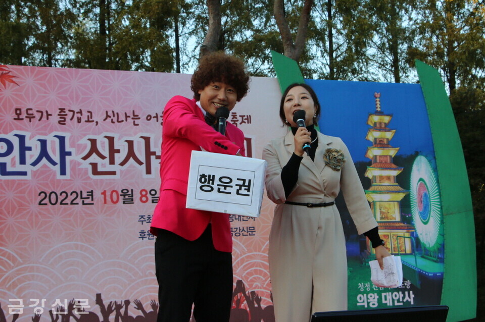 이날 음악회는 개그맨 김주철 씨와 김현영 아나운서가 사회를 맡았다.