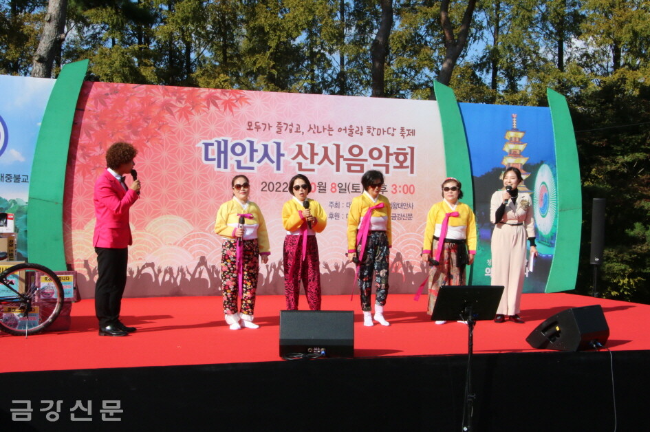 노래자랑 참가자들 공연 모습.