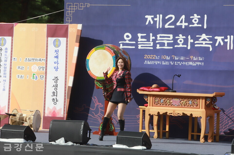 가수 황후 씨가 공연을 하고 있다.