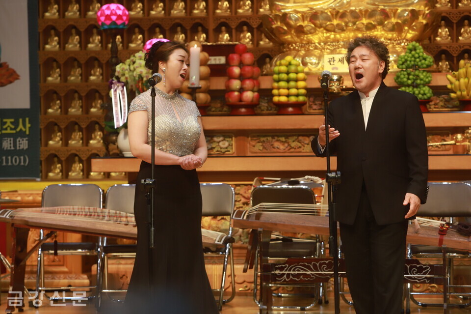 김화정, 박현진 성악가가 함께 노래하고 있다.