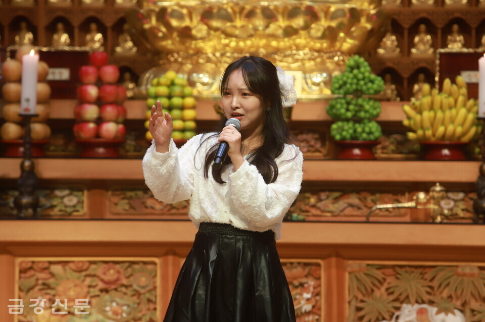 트로트 가수 김은빈 씨가 노래를 부르고 있다.