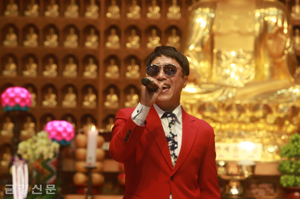 트로트 가수 박현우 씨가 노래하고 있다.