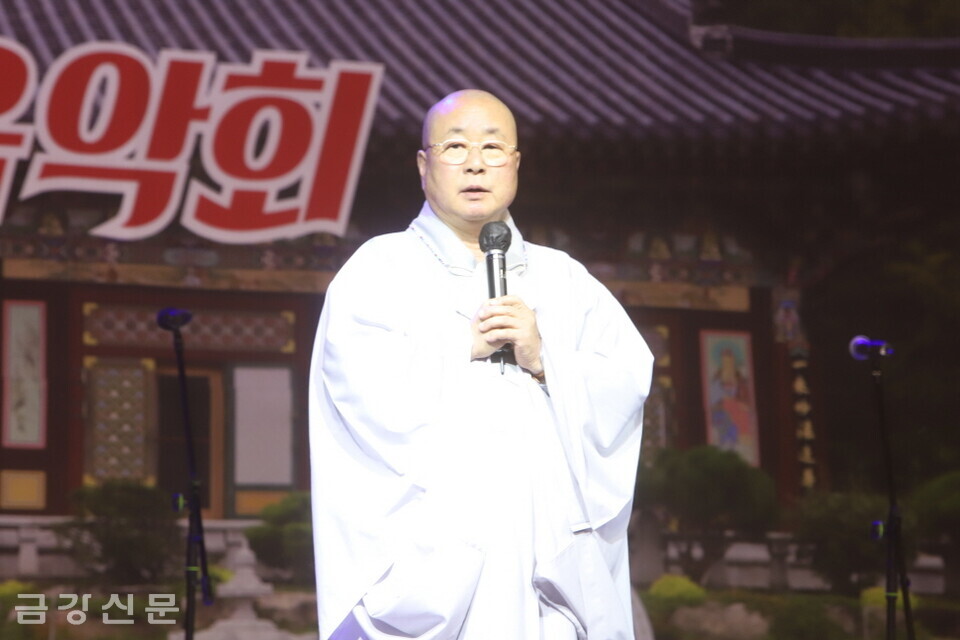 천안불교사암연합회장 인경 스님은 축사를 통해 “오늘 이 자리에 모인 분들이 코로나19로 인해 발생된 모든 근심을 내려놓을 수 있길 바란다.”고  격려했다.