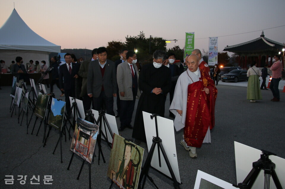 총무원장 무원 스님을 비롯한 내빈들이 개성사진전을 둘러 보고 있다.