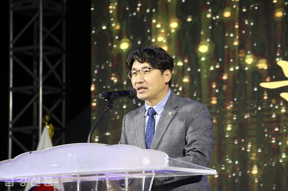 김동연 경기도지사 축사를 조성환 의원이 대독하고 있다.