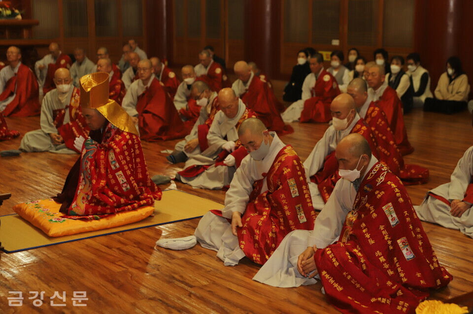 대각구사 의천 스님 921주기 열반 다례재에 참석한 스님들.