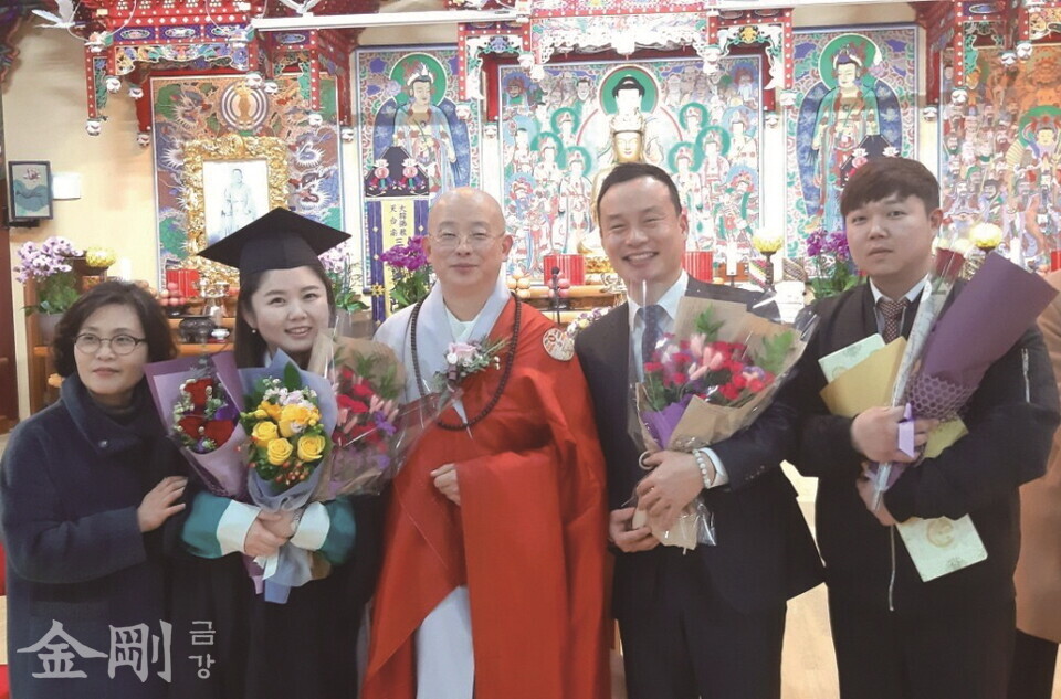 2017~2018년 서울 구강사금강불교대학에서 공부한 김 관장. 졸업 당시 공로상·신행상을 받았다.