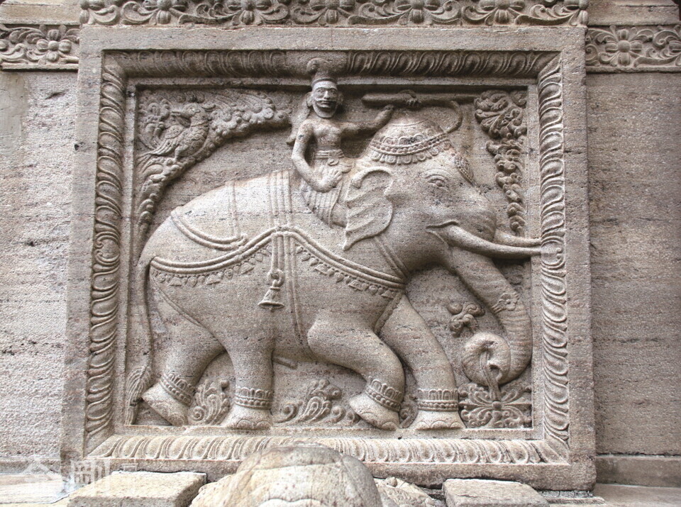 부처님 치아사리를 모시고 있는 스리랑카 캔디의 말리가와 사찰[佛齒寺]의 부조.