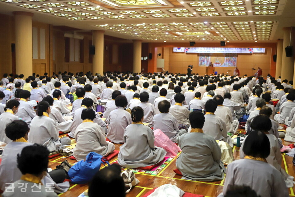 입제식에는 천태종교무부장 도웅 스님과 교무국장 광일 스님, 혜운 스님 등 종단스님과 수계불자 1,057명이 동참했다.