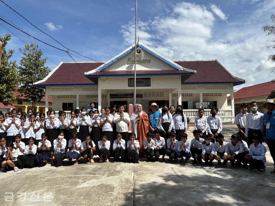 지구촌공생회는 11월 14일 캄보디아 따께오주에서 뽀 몬뜨라이 법성초등학교 및 정수 물탱크 준공식을 개최했다.