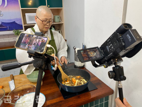 용인 혜룡사 주지 현수 스님이 사찰음식을 요리 하고 있다.