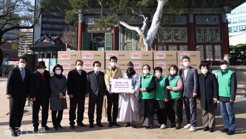 서울 조계사는 11월 23일 경내 대웅전 앞마당에서 ‘2022 따뜻한 겨울나기 난방물품 전달식’을 개최했다.