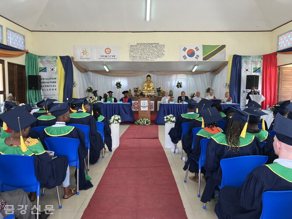 (재)아름다운동행이 아프리카 탄자니아에 설립·운영하고 있는 보리가람농업기술대학의 네 번째 졸업식이 11월 25일 오전 11시(현지시간) 진행됐다.