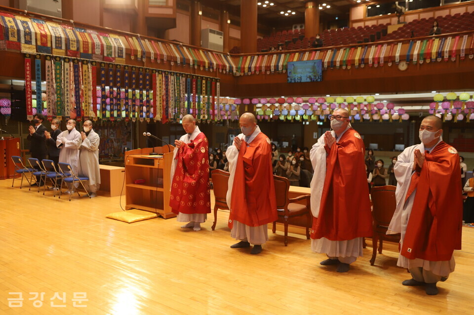 학술대회에 앞선 개회식에서 스님들과 불자들이 삼귀의례를 하고 있다.