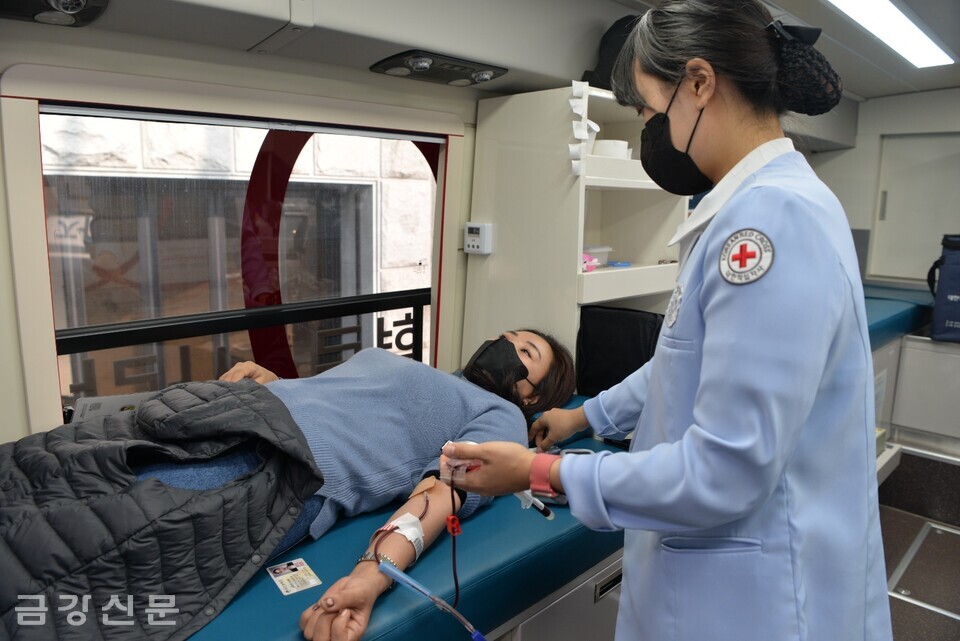 헌혈을 하고 있는 외국인.