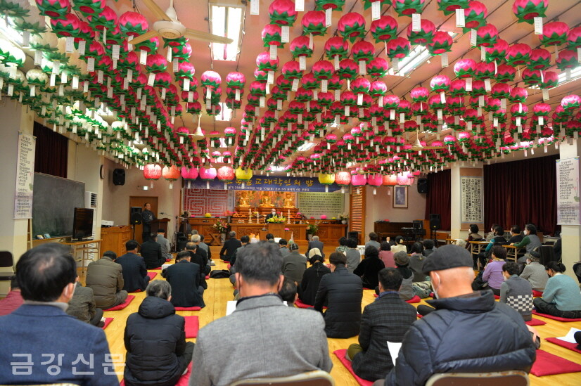 사단법인 부처님세상 부설 전북불교대학은 12월 10일 전북불교대학 4층 대법당에서 ‘불기2566년 임인년 전북불교대학인의 밤’을 실시했다. 