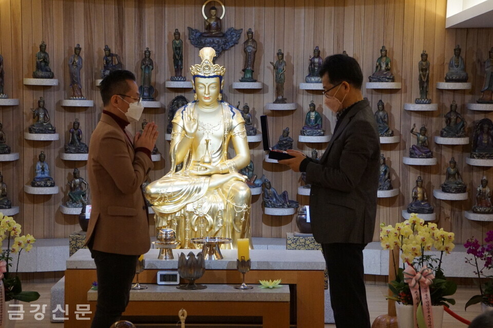 현대불교신문사의 신성민 기자가 봉축기획 ‘문화, 불교를 입다’로 수상하고 있다.