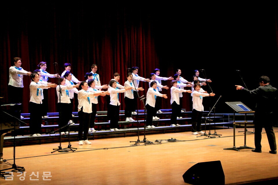성룡사보현합창단이 노래와 율동을 곁들인 흥겨운 무대를 선보이고 있다.