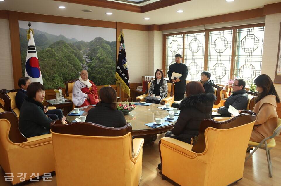 총무원장 무원 스님이 시상식 전 수상자들과 차담하고 있다.