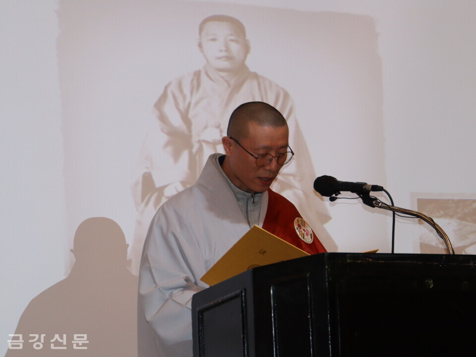 문화예술국장 자룡 스님이 상월원각대조사 법어 봉독을 하고 있다.