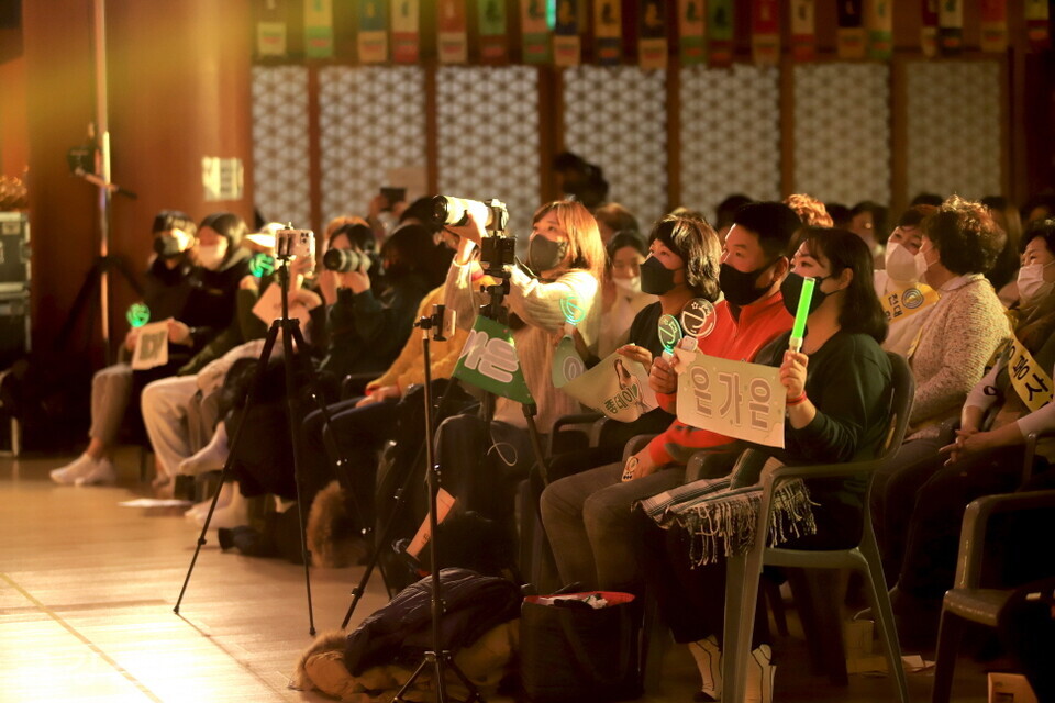 성룡음악회를 즐기고 있는 관객들의 모습.